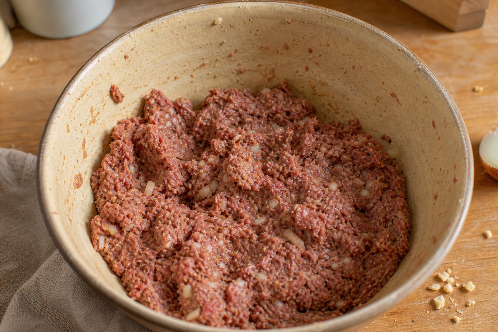 Фарш с мелко нарезанным луком, яйцом, майонезом и сухарями после вымешивания